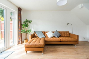 Sleek and Stylish 2BD Home with a Garden Anerley